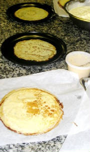 DESSERTS/gateau_de_crepe_making_1.JPG