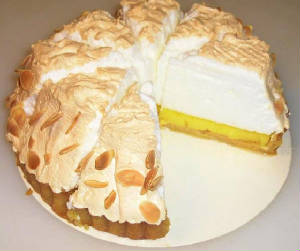 GATEAUX/lemon_meringue_tart_cut.JPG