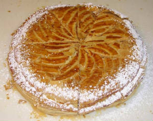 GATEAUX/pithivier_cut_in_12.JPG