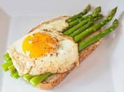 OEUF_preparations/oeuf_poele_miroir_asperges.jpg